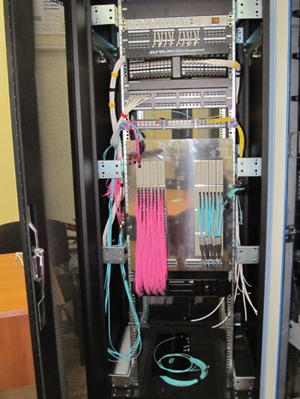 Компания «Линдекс» совместно с Huber+Suhner продемонстрировала подход к подключению оптических коммутаторов типа Brocade – при помощи оптических претерминированных кабельных сборок