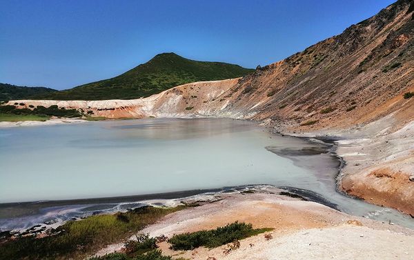 Озеро Кипящее в кальдере вулкана Головнина