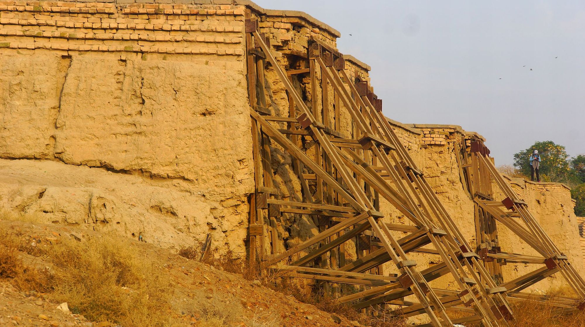 Подпорки древних стен Вавилона