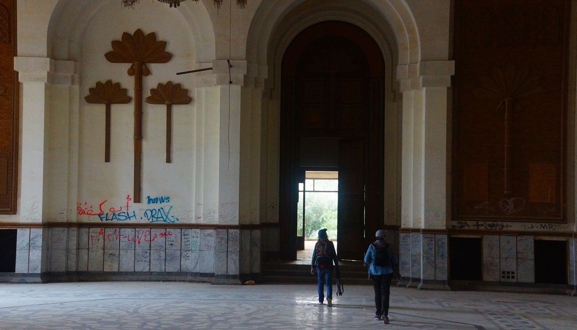 В зале дворца Саддама Хуссейна