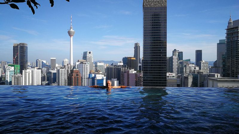 Бассейн на 37-м этаже