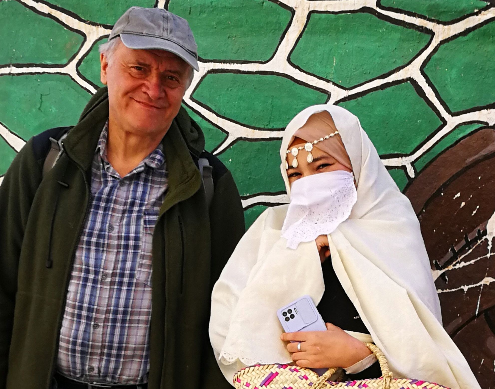 Местные жители ходят со смартфонами