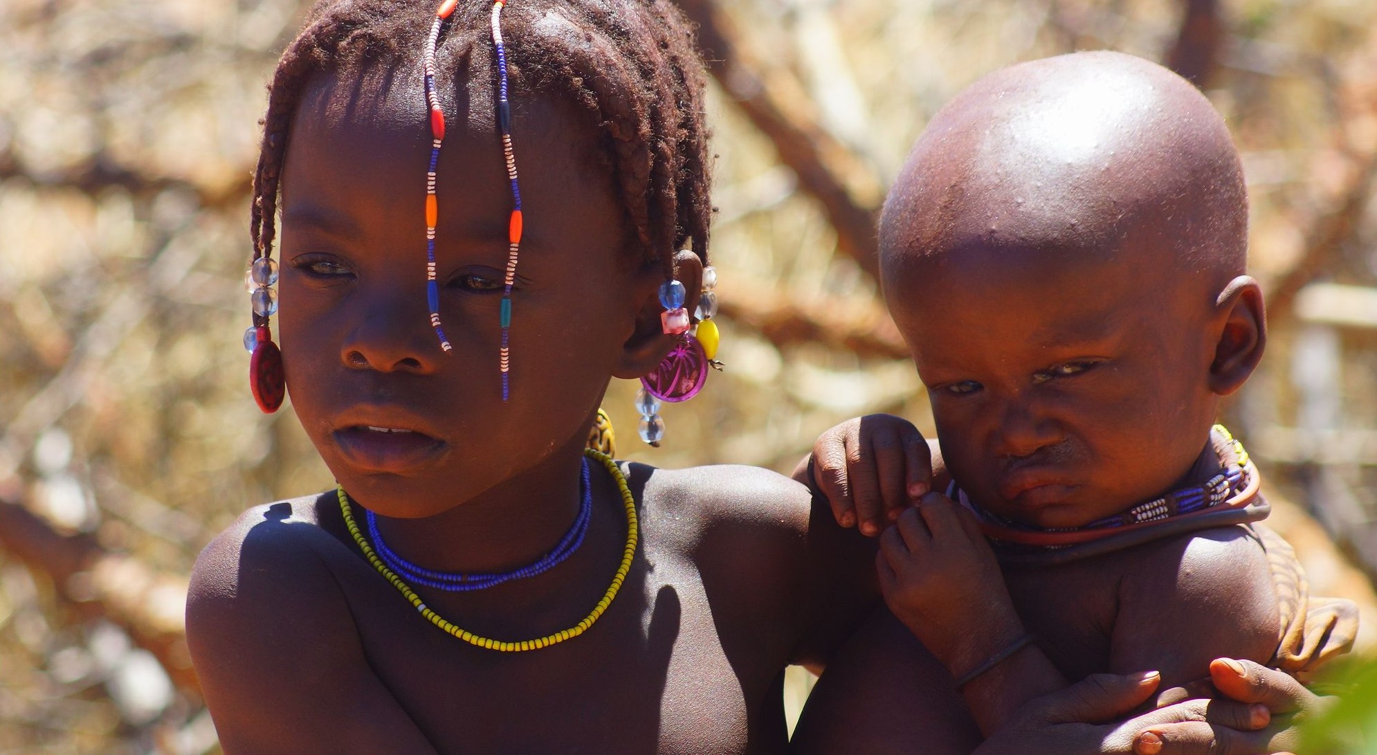 Несмотря на малый возраст девочки ухаживают за младшими детьми