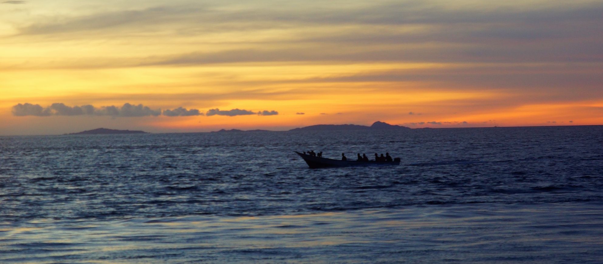 Вместо выдолбленных из стволов деревьев пирог папуасы теперь передвигаются на моторках