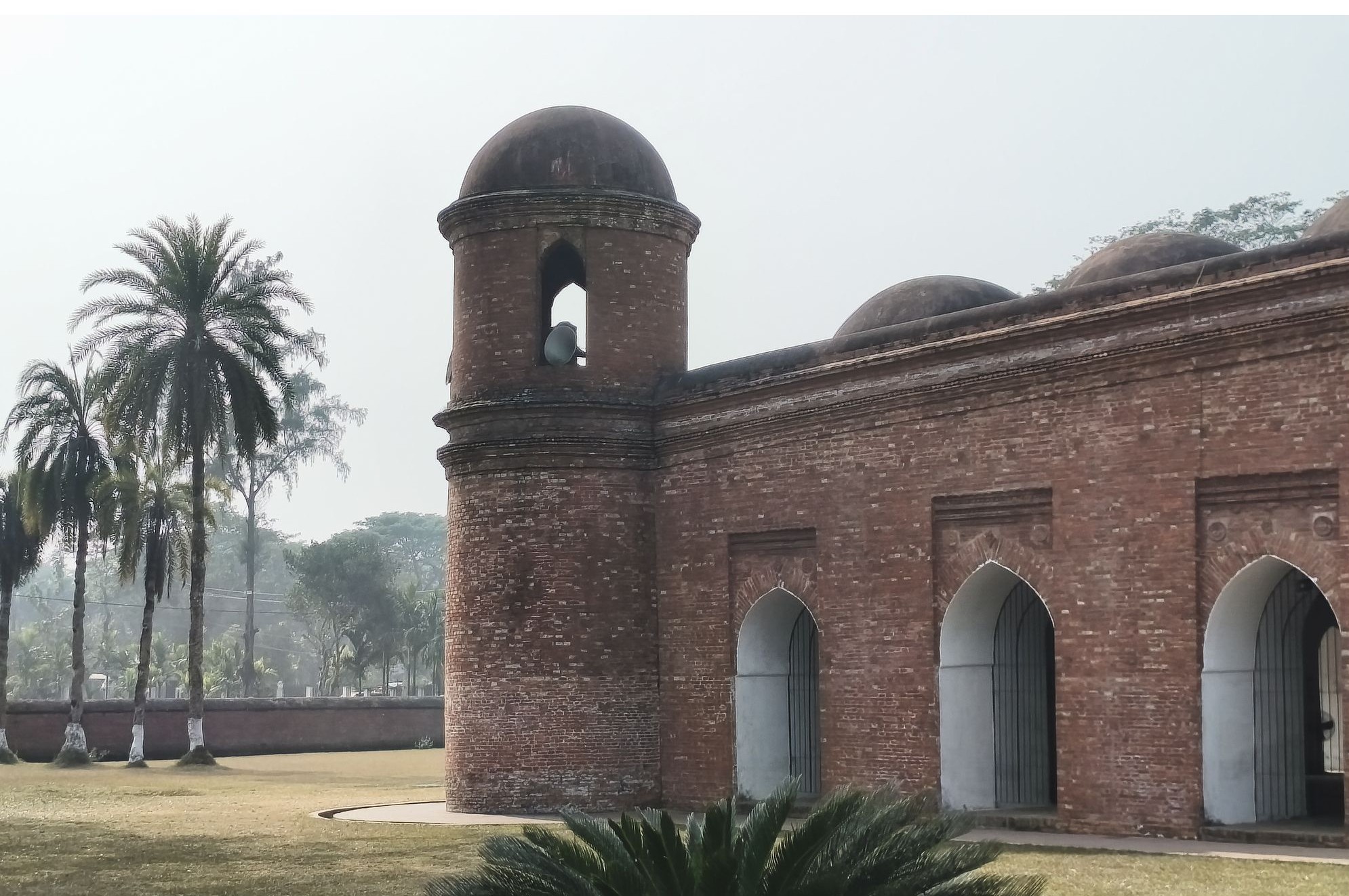 Мечеть шестидесяти куполов